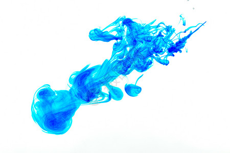 蓝色水漩涡降低爆炸画白色背景上孤立的海水中蓝色墨设计图片