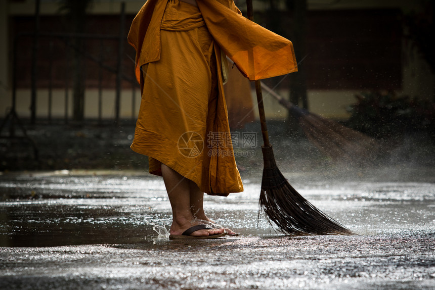 佛教徒人们和尚每天在布丁寺的清扫宗教图片