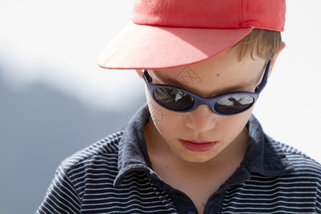 一个带红帽的小孩保护回收浅的图片