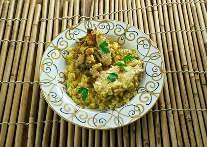 热的鸡肉红花和炒米饭印度传统烹饪藏红花盘子图片