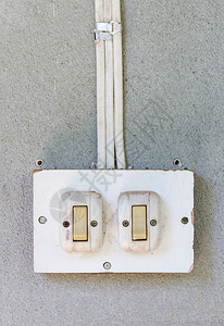 电的按钮老农村羊膜墙上旧双开关图片
