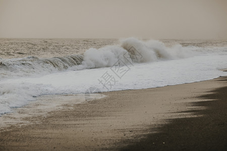 假期暴风雨中海浪不断涌动波席卷海岸滔美丽的图片