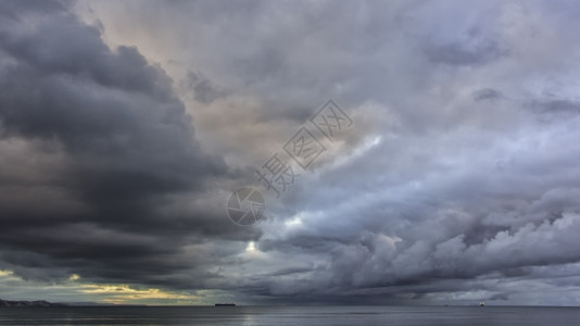多勒斯特海滩上空的寒冬云天船海滨超过图片