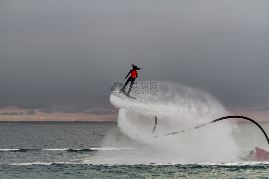 喷射乐趣地中海的水喷体运动飞机冲浪者图片