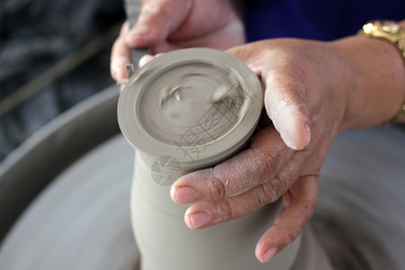 生产波特陶器车间轮制工人手图片