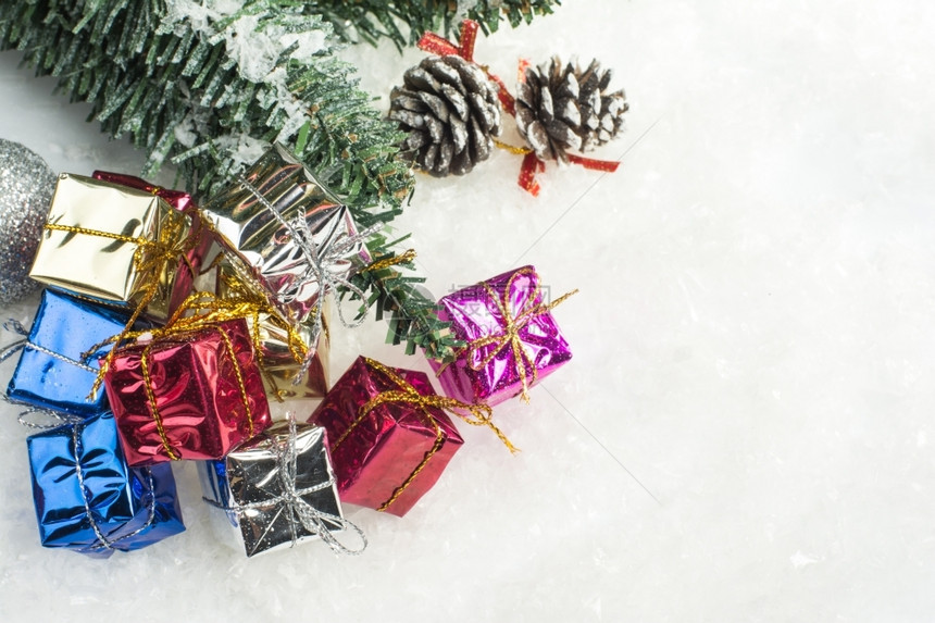 银彩色礼品盒松树和雪上果球庆典图片
