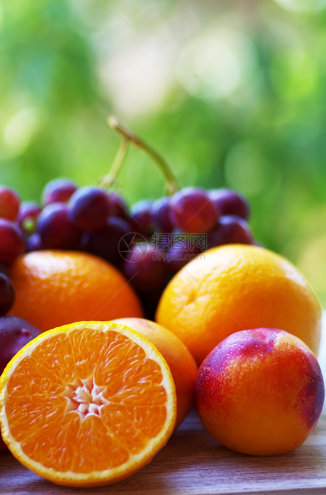 桌上切片橙桃子和葡萄自然抗氧化剂沙拉图片