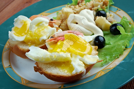 食物由英国松饼偷猎鸡蛋和荷兰面酱构成的海王星层式早餐盘晨自制图片