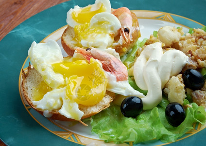虾美食由英国松饼偷猎鸡蛋和荷兰面酱构成的海王星层式早餐盘蛋黄图片