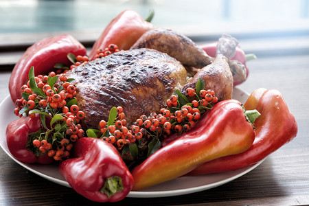 一种或者感恩节圣诞背景土耳其日在木制餐桌上配有辣椒和柏油的板块上鸡图片