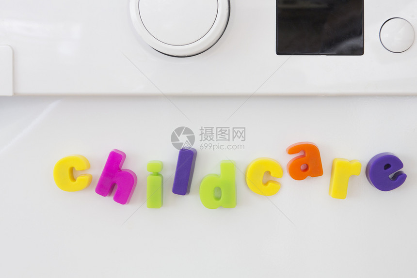 在洗衣机上的磁玩具信件中用儿童保育标出来的儿童装饰概念拼写国内的育儿图片