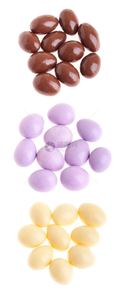 甜点收集的巧克力涂层杏仁棕色紫白底孤立于放图片