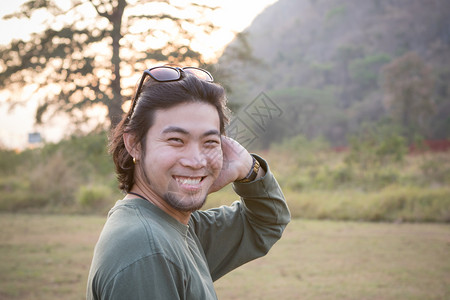 亚洲男人露齿微笑的特写脸放松假期亚洲人更年轻幸福图片