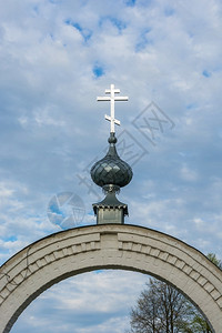 小圆顶上的浅正东教站在云天背景的白石拱门上建造金的白色图片