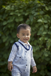 亚洲人孩子幸福在花园里微笑的脸快乐情绪和牙齿状图片