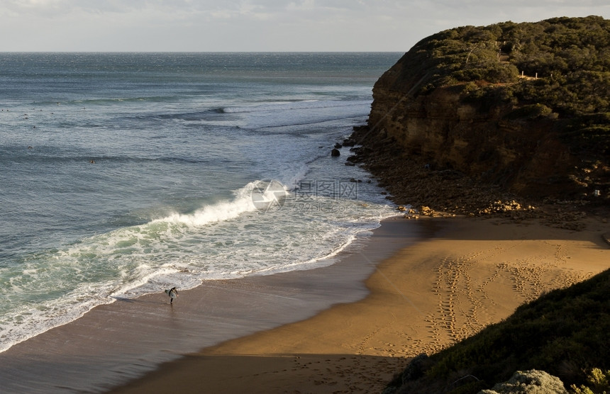 骑海滩在澳大利亚洋路BellsBeach水中另一个下午末的冲浪木板图片