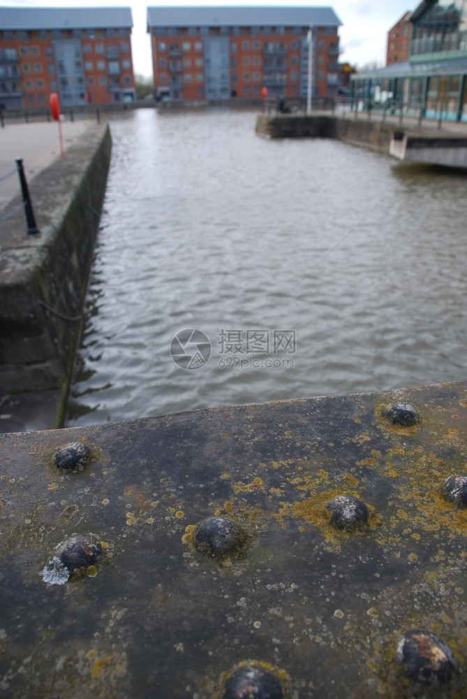 水在英国Gloucester码头的钢平面桥层深浅处格洛斯特建筑的图片