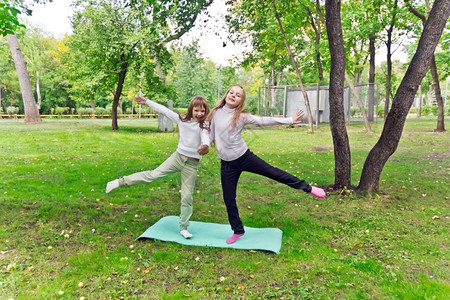 孩子照片来自两个女孩在夏天玩耍闲暇休的图片
