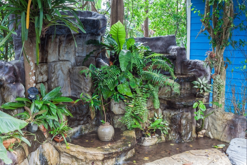 公园岩石林绿化人工瀑布在泰国度假胜地建造图片