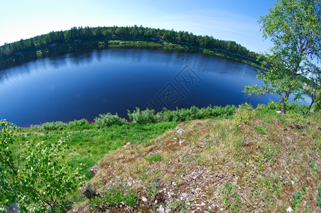 俄罗斯阿肯汉格尔克州皮涅加河夏天钓鱼树木图片
