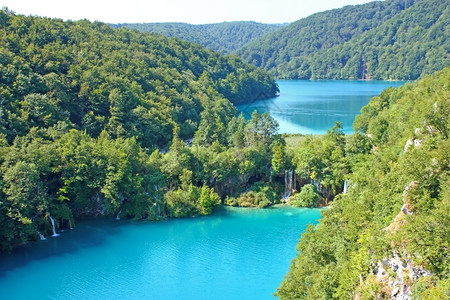 水环境自然克罗地亚普利维茨湖的夏季风景和美丽的瀑布图片