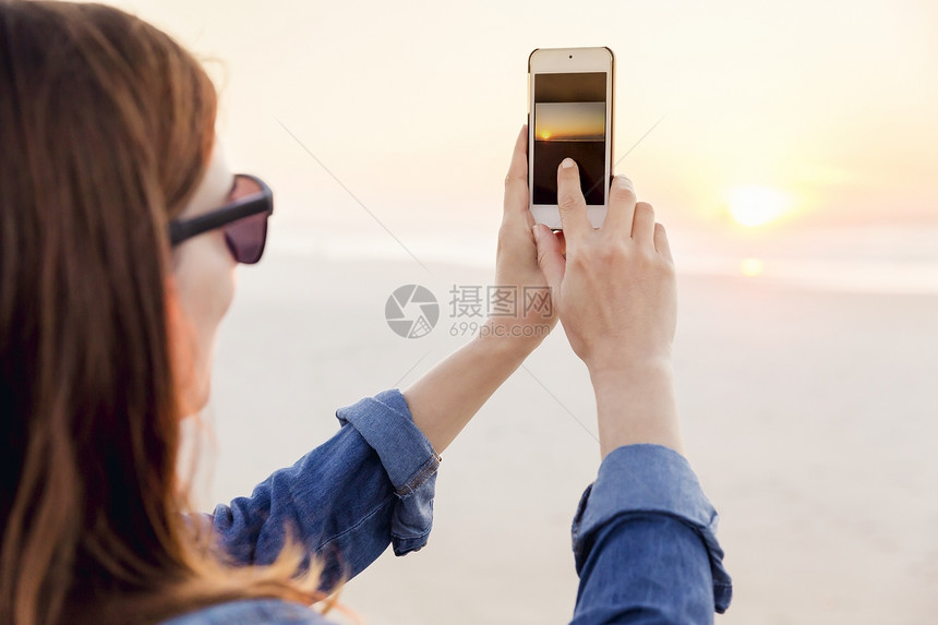 数字的美女用手机拍照的漂亮女郎年轻相片图片