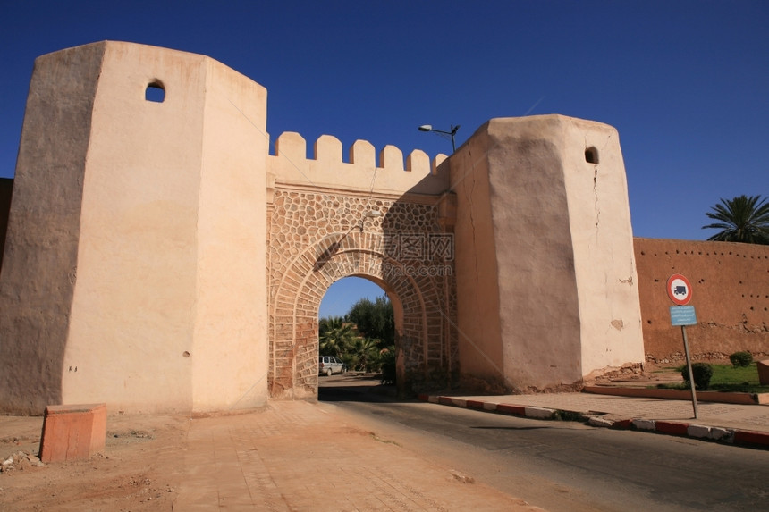 泥建筑学水平的在马拉喀什有大门的旧城墙图片