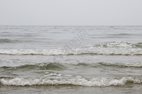 灰色的海景有波浪冲向灰天水戏剧一种图片