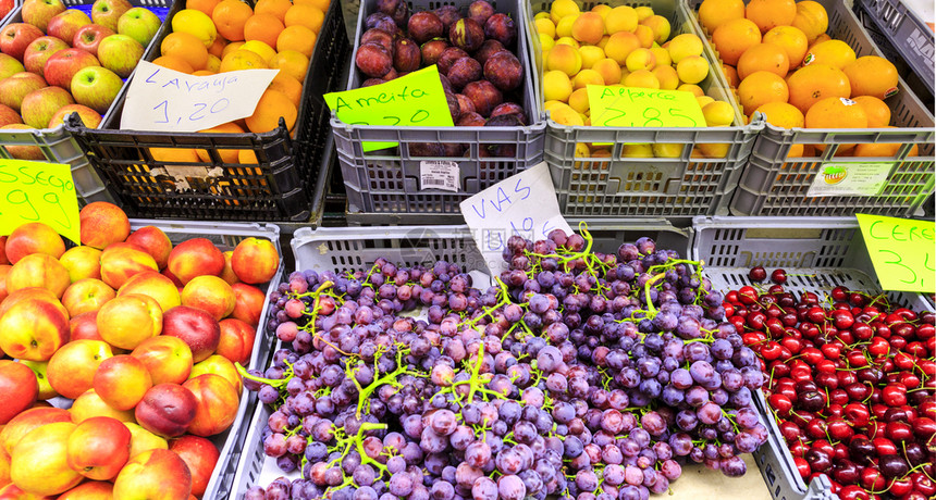 健康在葡萄牙当地市场出售的美丽夏季水果销售于葡萄牙当地市场美食有机的图片