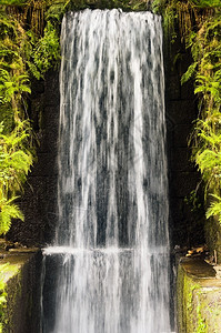 级联激流高墙岩层瀑布的连带水液体图片
