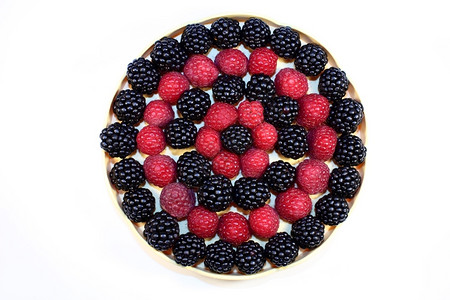 一种个小盘子里新鲜的草莓和黑在一个圆圈里点菜蛋糕山莓图片