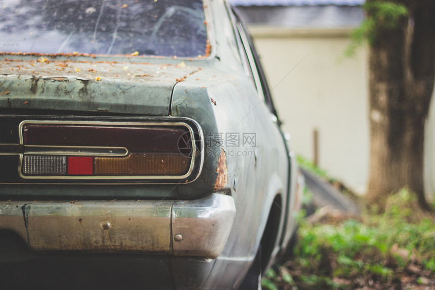 在一辆旧车后面索尔夫焦点古董老的后部图片