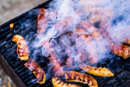 热狗烤肉烧炉香肠木炭的香肠烹饪干燥图片