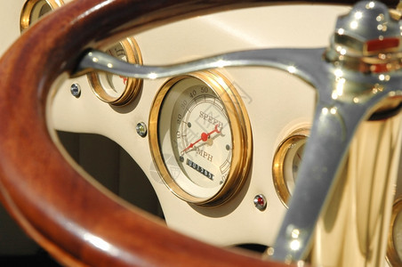 旧式定制汽车上的仪表盘拨号引擎经典的车速表图片