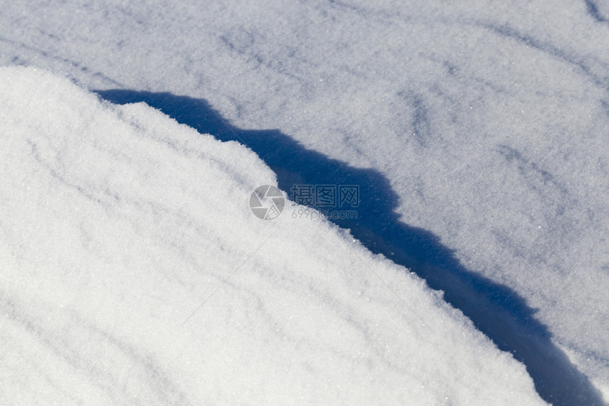 深的白色下雪和暴风后冬季的深雪漂流在旅程中的近距离变化深雪漂流质地图片