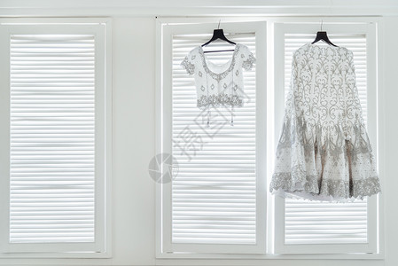 窗户上悬挂的白色蕾丝套装图片
