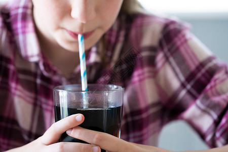 健康碳酸化的含糖近距离喝着水的女孩FizzySoda图片