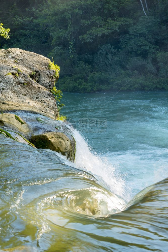 流动的来自伯利兹托莱多BreoBlanco公园森林瀑布的水流溪图片