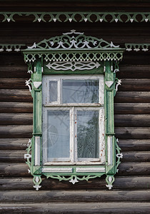 外部的住宅在俄罗斯图塔耶夫的旧木屋中雕刻窗户框架图片