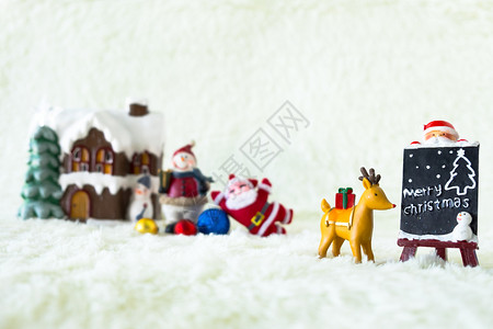 冬天与圣诞老人和雪共度的圣诞假日在雪地背景和复制空间上银屋图片