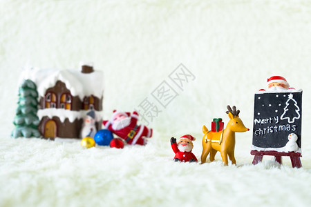 圣诞节闪亮的银与圣诞老人和雪共度的圣诞假日在雪地背景和复制空间上图片