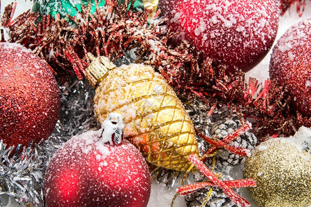 明亮的锥体寒雪背景圣诞饰物和球体前夕图片