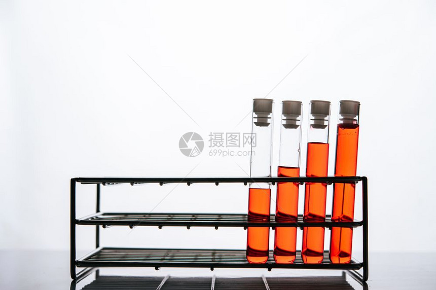 实验室存放在架上的化学玻璃试管图片