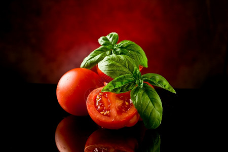 相片的新鲜切西红柿玻璃桌上有巴西尔和亮光素食主义者番茄有机的图片