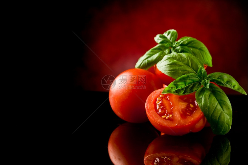 香料桌子有机的相片新鲜切西红柿玻璃桌上有巴西尔和亮光图片