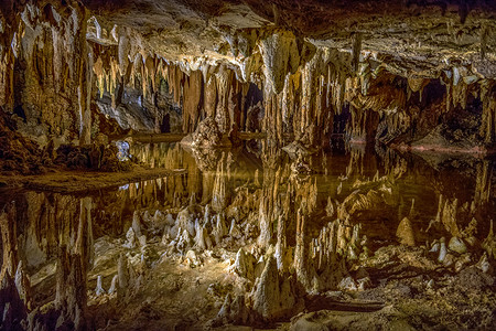 岩石钟乳吸引力月球洞穴中的静脉杆菌和stalagmites图片