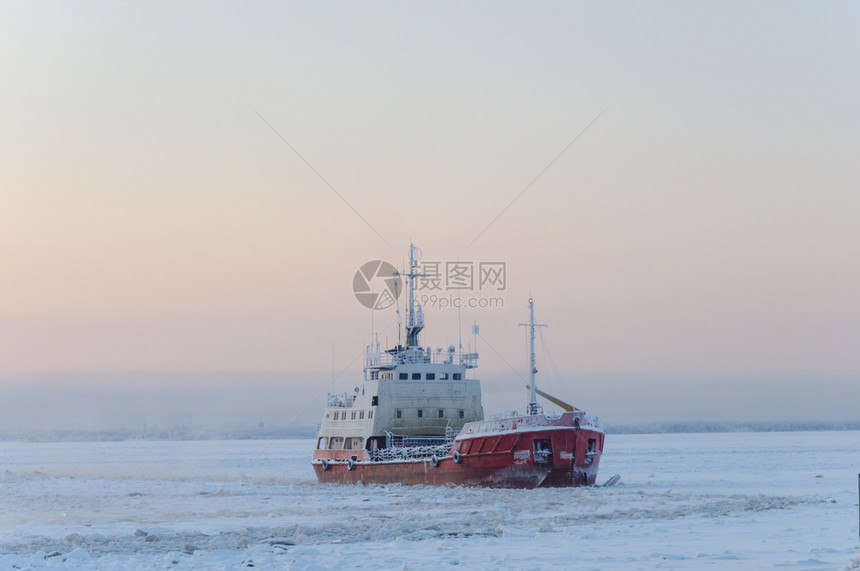 之中霜北俄罗斯德黑格尔克的北德维纳河冰雪中的小破器丘图片