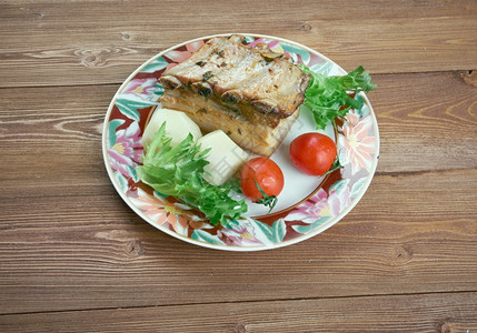 切碎的烤猪肚子加沙拉和蔬菜一顿饭简单的图片
