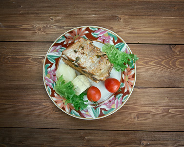 烤猪肚子加沙拉和蔬菜肉简单的传统图片