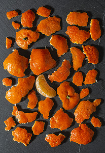 黄色的黑暗背景普通话和橙色皮自然光下的柑橘水果回落茶点团体图片